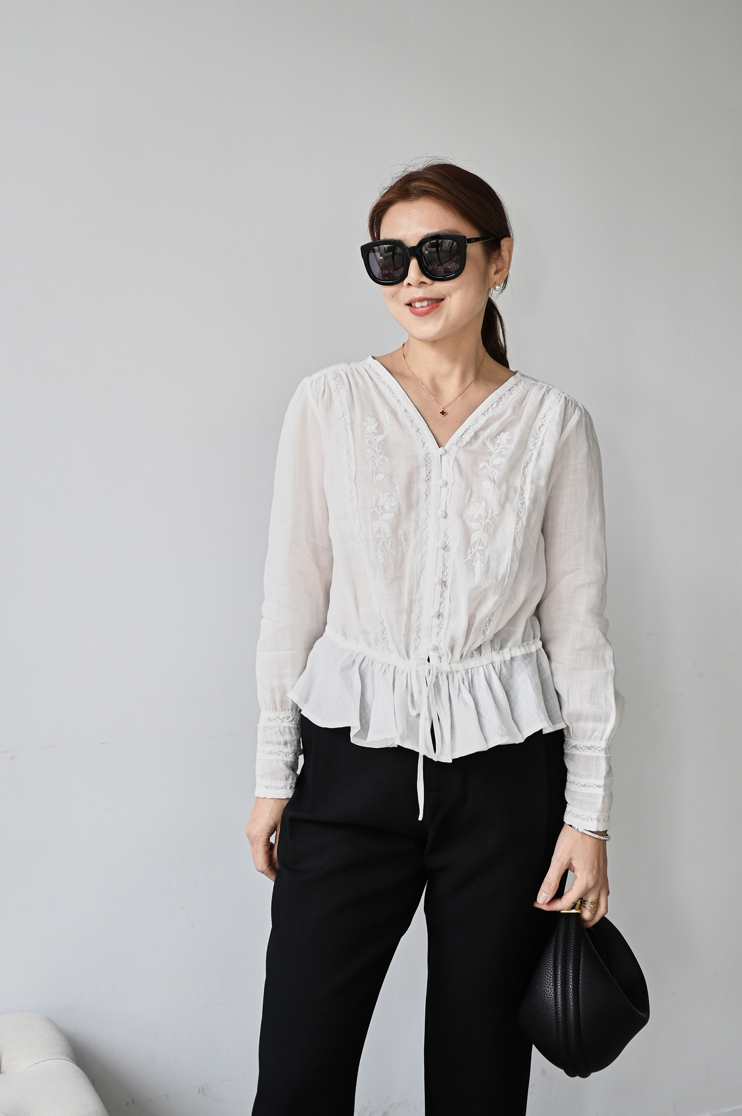 Lily 鈴蘭蕾絲V領綁帶開襟長袖上衣