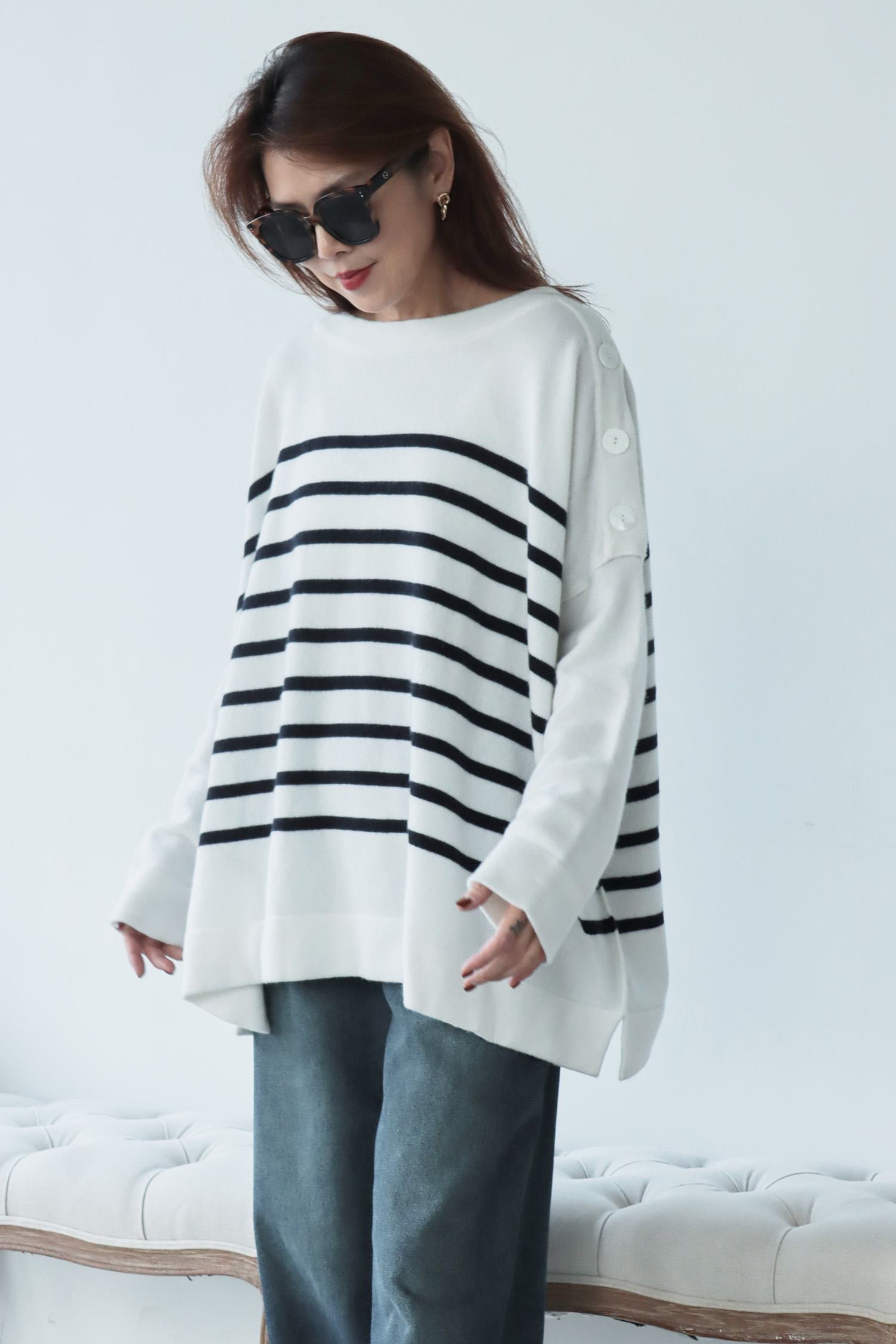 La Fee Parisienne 100% Cashmere 單肩排釦條紋圓領毛衣