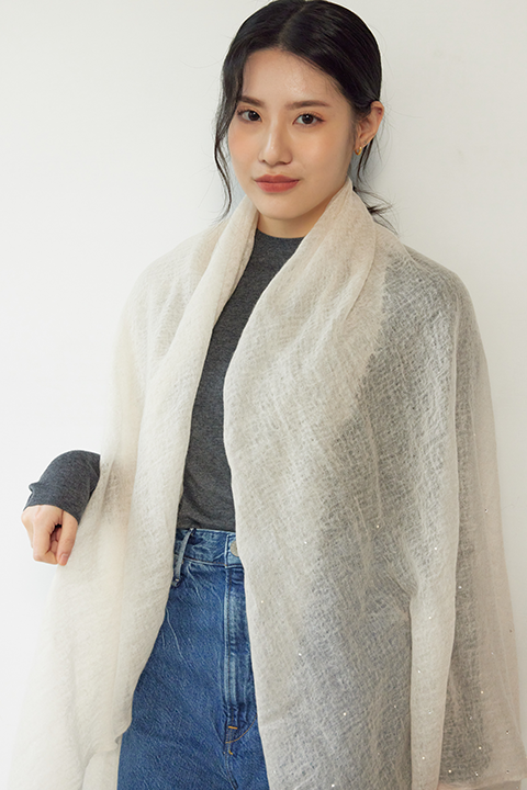 米白 100% Cashmere with Swarovski 珍珠水晶薄織方巾