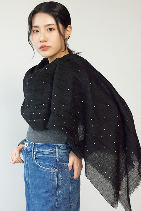 黑 100% Cashmere with Swarovski 珍珠水晶薄織方巾