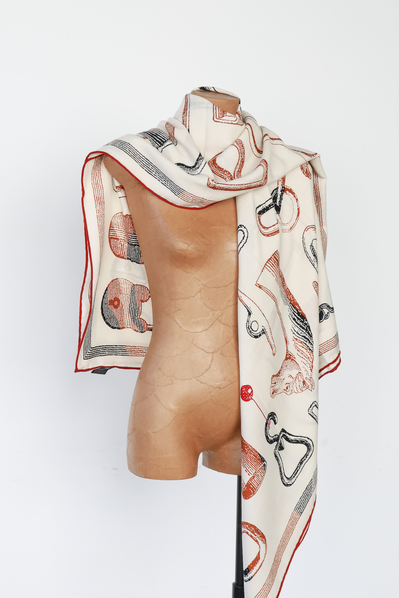 Clay Sketch 圖騰紅邊大方巾