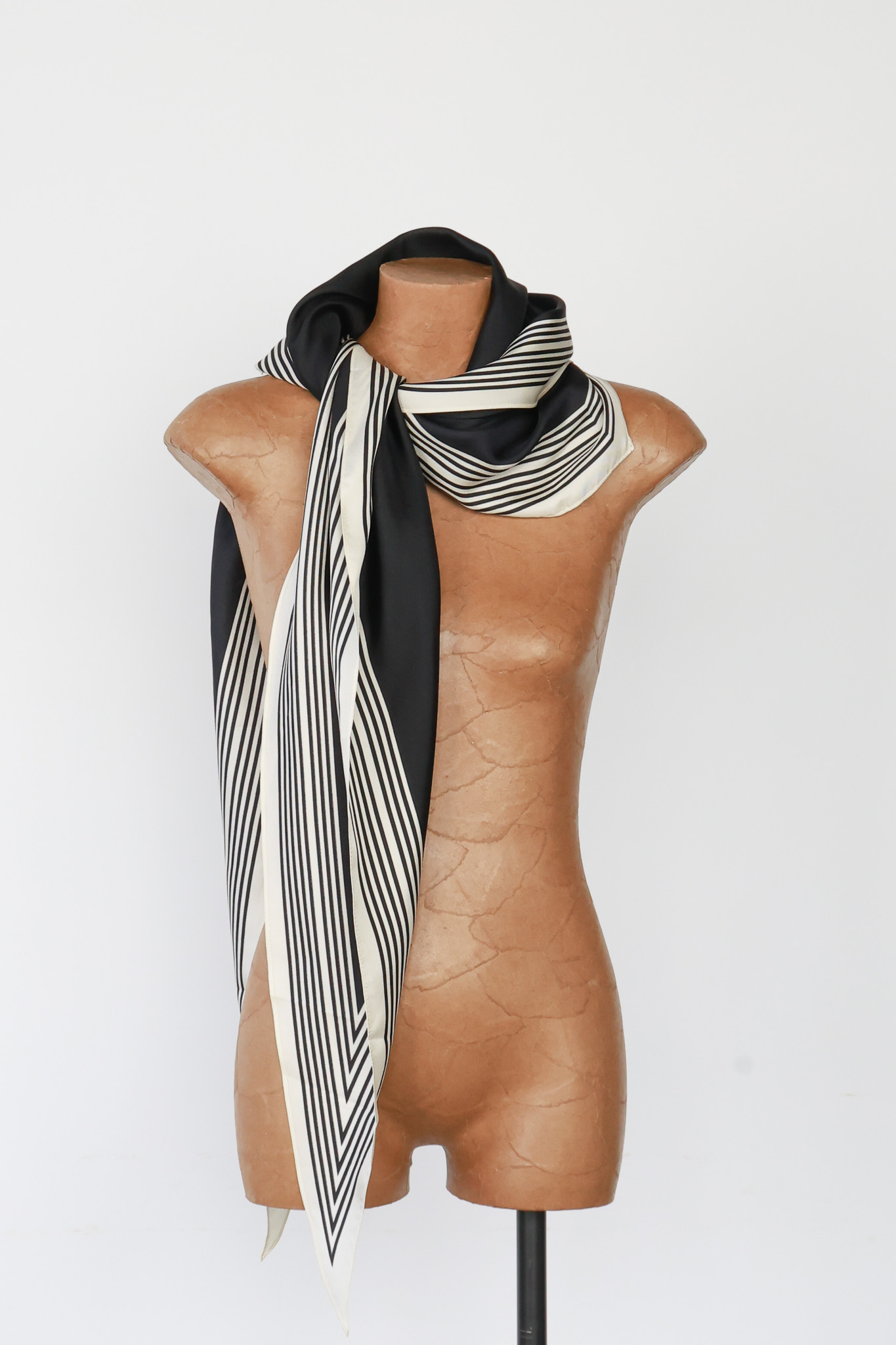 【搶先價】黑白拚色桑蠶絲絲巾