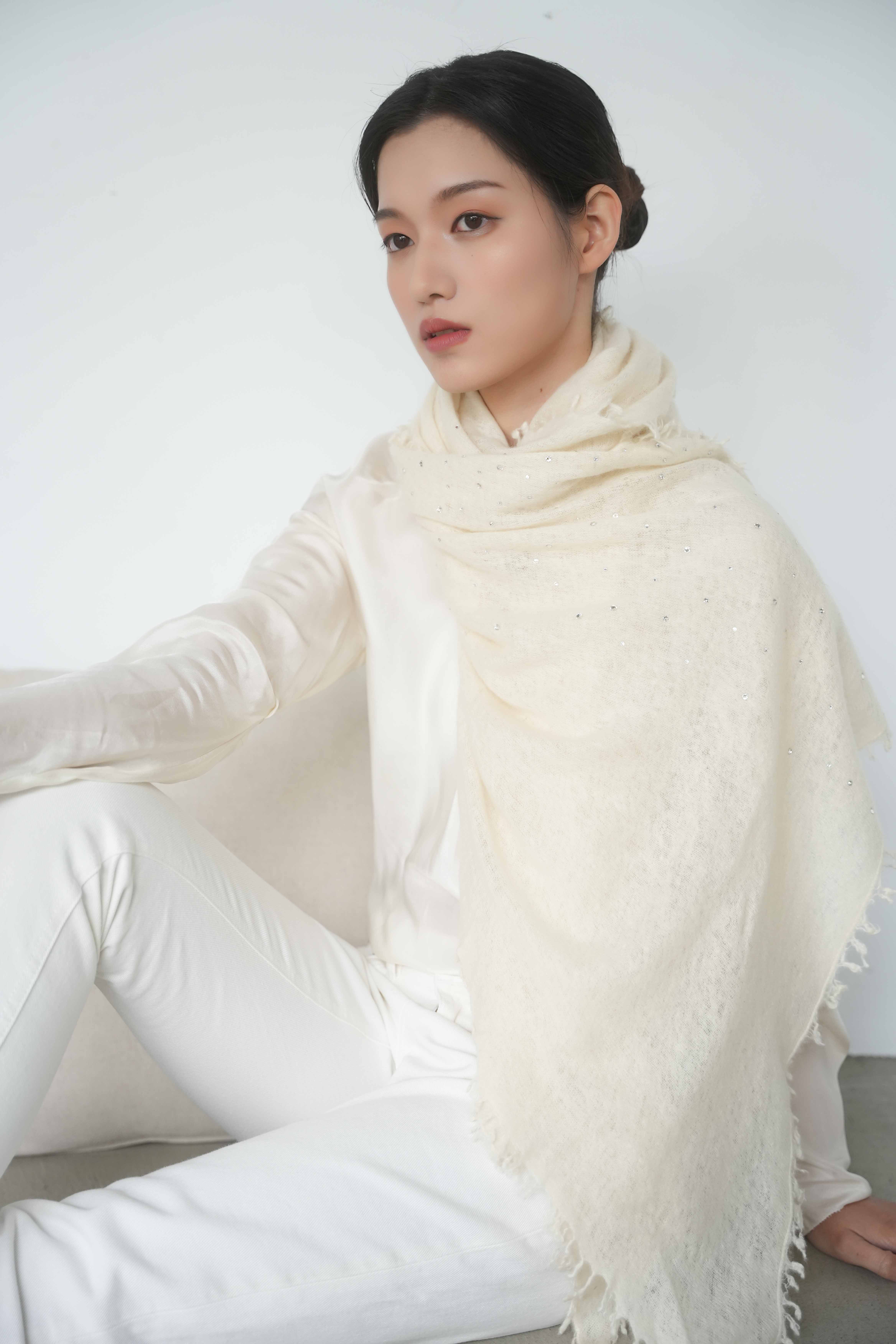 奶白色 100% Cashmere with  Swarovski 圍巾披肩